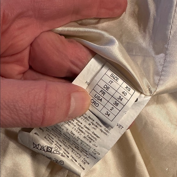 SFIZIO Printed Velvet Blazer
$548 original retail size says 2 but fits up to 6 - Picture 16 of 16